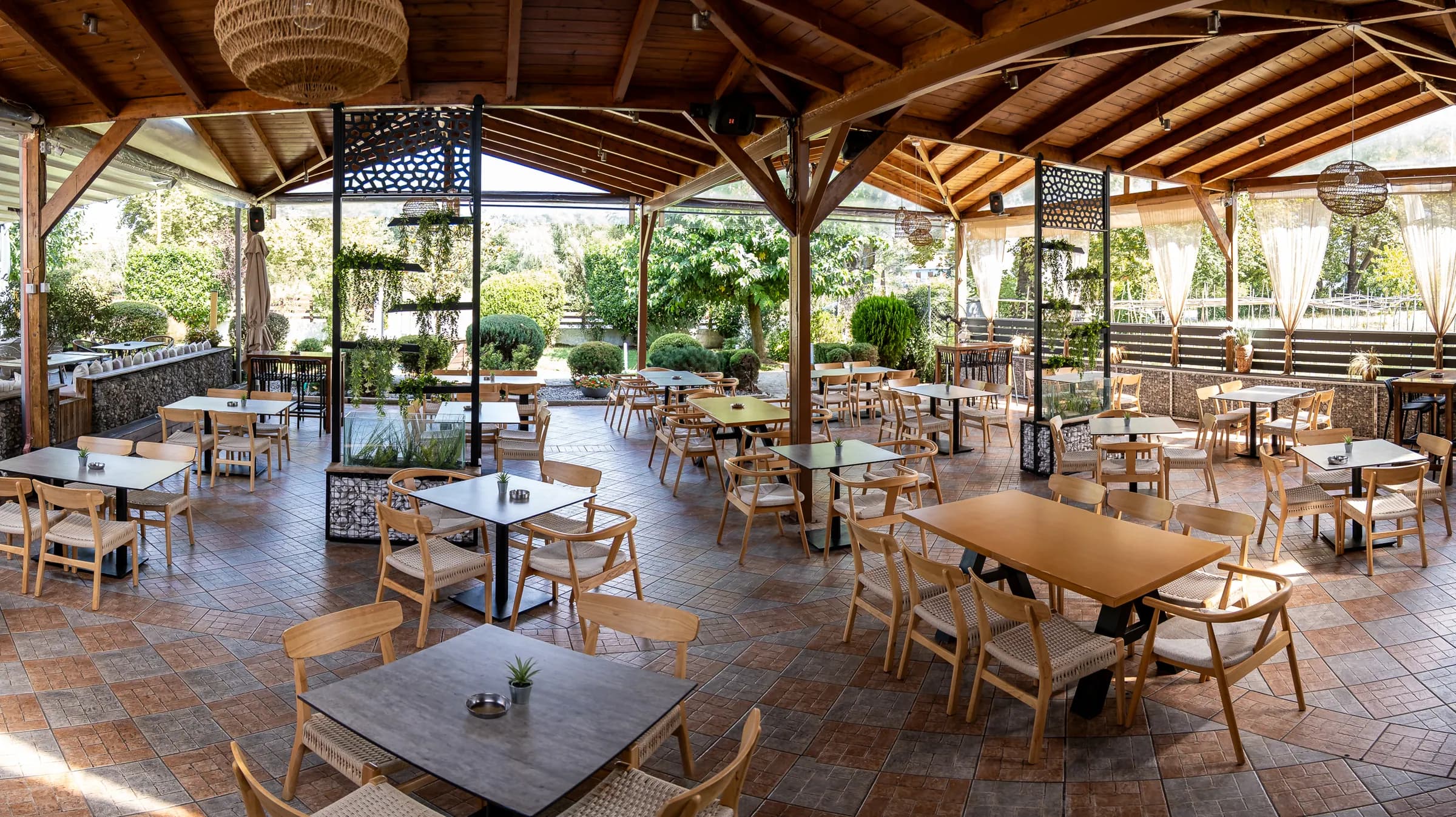 The covered dining area at Gevomai Magevomai in Perama, Ioannina